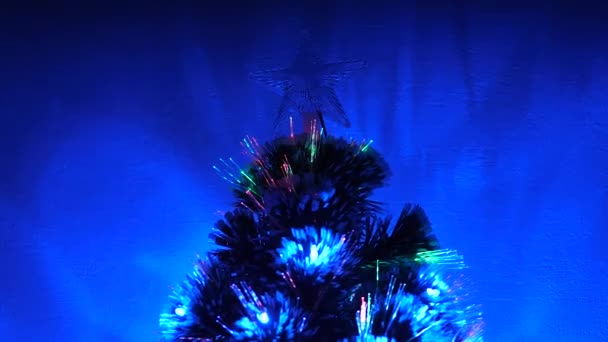 Árvore de Natal, boas festas. Ano Novo 2020 humor. Interior de Natal. bela árvore de Natal no quarto, decorado com uma guirlanda luminosa e uma estrela. férias para crianças e adultos. — Vídeo de Stock