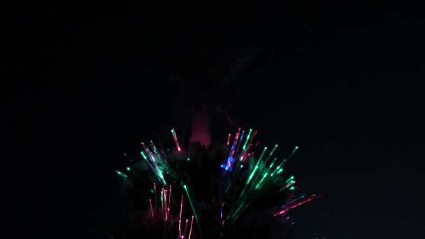 Año Nuevo 2021 estado de ánimo. Hermoso árbol de Navidad en la habitación, decorado con guirnalda luminosa y una estrella. Árbol de Navidad, felices fiestas. Interior de Navidad. Vacaciones para niños y adultos. — Vídeos de Stock