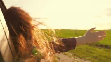 Özgür bir kadın arabayla seyahat eder. Rüzgarı arabanın camından yakalar. Uzun saçlı kız arabanın ön koltuğunda oturuyor, kolunu camdan uzatıyor ve güneşin batışının parıltısını yakalıyor.