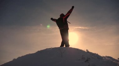 Gezgin dağın zirvesine tırmanır, zaferle sevinir, ellerini sallar, güneş ışınlarıyla. Dağcı kışın dağlara yolculuk eder. Gezgin bir dağ zirvesine tırmanır. Dağcı yürüyüş yapıyor..