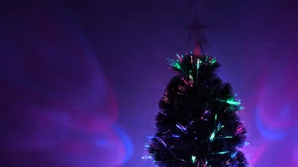Gyönyörű karácsonyfa a szobában, díszített egy fényes koszorú és csillag. Újév 2020 hangulat. Karácsonyfa, boldog ünnepeket. Karácsonyi belső. nyaralás gyermekek és felnőttek számára. — Stock videók