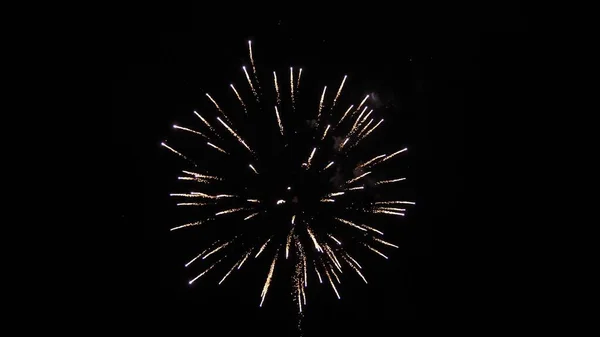 Ein buntes Feuerwerk am Nachthimmel. Leuchtendes Feuerwerk mit Bokeh-Lichtern am Nachthimmel. Glühendes Feuerwerk. Silvesterfeuerwerk. Schöne farbige nächtliche Explosionen am schwarzen Himmel — Stockfoto