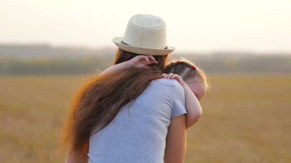 Glückliche kleine Tochter liebt Mutter, Kind und Mutter umarmen sich im Park. Mutter und Baby umarmen sich. Glückliche Familie, Mutter und Tochter auf dem Feld spielen auf Gras. Konzept einer glücklichen Familie und gesunder Kinder. Baby liebt Mama — Stockfoto