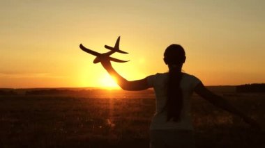 Mutlu kız gün batımında oyuncak bir uçakla sahada koşuyor. Çocuklar oyuncak uçak oynuyorlar. Gençler uçmayı ve pilot olmayı hayal eder. Kız pilot ve astronot olmak istiyor. Yavaş çekim