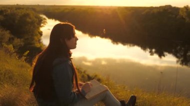 Bir öğrenci açık havada, gün batımının ışınlarında parkta ders kitabı okuyor. Genç bayan gezgin kitap okuyor. Nehrin üzerinde, güneşin altında dağda kitap okuyan bir turist kız. Doğada dua..