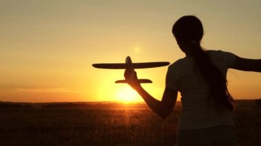 Mutlu kız gün batımında oyuncak bir uçakla sahada koşuyor. Çocuklar oyuncak uçak oynuyorlar. Gençler uçmayı ve pilot olmayı hayal eder. Kız pilot ve astronot olmak istiyor. Yavaş çekim