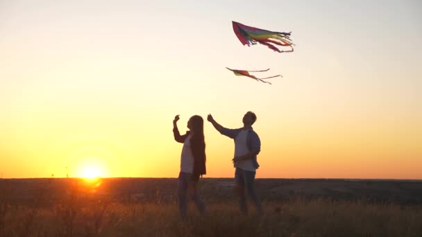 Daughter and daddy raise a kite into the sky with their hand. Father and daughters launch colorful paper planes into sky. dad with children playing with kites against sky in park. Outdoor family game — Stock Video