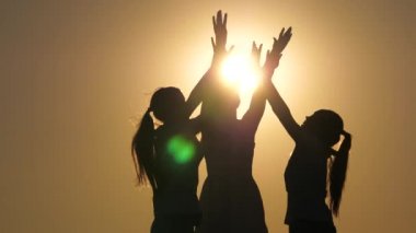 Gün batımında eğlenceli bir parti. Kumsalda güneşin altında dans eden mutlu kızlar. Bir grup sağlıklı genç kadın dans ediyor, ellerini kaldırıyor, günbatımının keyfini çıkarıyorlar. Tatiller ve hafta sonları.