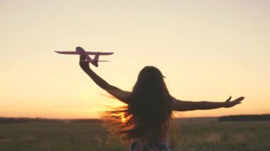 Mutlu kız gün batımında oyuncak bir uçakla sahada koşuyor. Çocuklar oyuncak uçak oynuyorlar. Gençler uçmayı ve pilot olmayı hayal eder. Kız pilot ve astronot olmak istiyor. Yavaş çekim