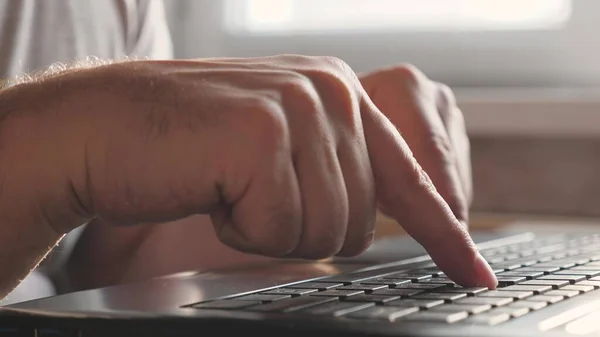 Mains sur le clavier. homme d'affaires, entrepreneur travaillant sur ordinateur portable à la maison. Gros plan. professionnel masculin avec l'aide d'un ordinateur, fonctionne bien. Travailleur indépendant occupé à travailler avec un ordinateur portable moderne. — Photo