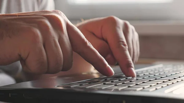 Mains sur le clavier. homme d'affaires, entrepreneur travaillant sur ordinateur portable à la maison. Gros plan. professionnel masculin avec l'aide d'un ordinateur, fonctionne bien. Travailleur indépendant occupé à travailler avec un ordinateur portable moderne. — Photo