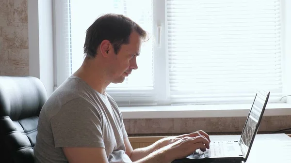 Homme d'affaires, entrepreneur travaillant sur un ordinateur portable à la maison. Mains sur le clavier. Homme professionnel avec l'aide d'un ordinateur, fonctionne bien. Travailleur indépendant occupé à travailler avec un ordinateur portable moderne. — Photo