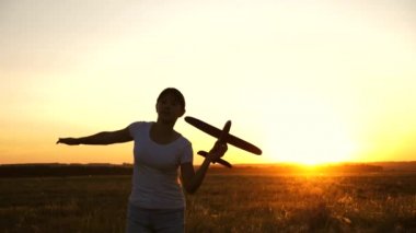 Mutlu kız gün batımında oyuncak bir uçakla sahada koşuyor. Çocuklar oyuncak uçak oynuyorlar. Gençler uçmayı ve pilot olmayı hayal eder. Kız pilot ve astronot olmak istiyor. Yavaş çekim