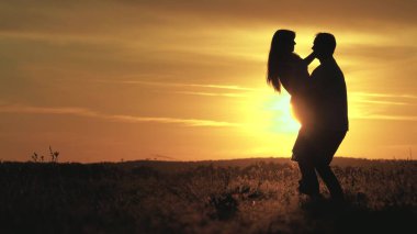 Aşıklar tarlada güneşin parlak ışınlarında dans eder. Sahilde gün batımında kaygısız bir aile dans ediyor. Özgür insanlar. Mutlu adam yaz parkında kız arkadaşıyla dans ediyor ve dönüyordu..