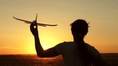 Mutlu kız gün batımında oyuncak bir uçakla sahada koşuyor. Çocuklar oyuncak uçak oynuyorlar. Gençler uçmayı ve pilot olmayı hayal eder. Kız pilot ve astronot olmak istiyor. Yavaş çekim