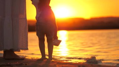 Çocuklar suya kağıttan bir tekne koydular. Kızlar kağıt teknelerle oynarlar. Childs bir tekneyi nehre fırlattı. Kağıt filosu. Mutlu aile fantezisi, çocukluk hayali, macera ve seyahat konsepti.