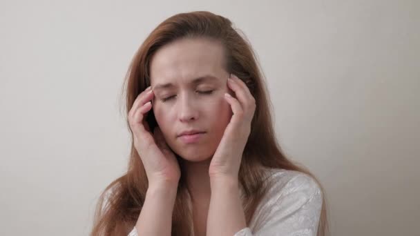 Jonge vrouwen masseren whisky en hoofd, voelen zich niet lekker, slapeloosheid. Vrouw met hoofdpijn close-up. Lijden aan overwerk, vermoeidheid, gepijnigd door migraine, paniekaanvallen en hoge bloeddruk. — Stockvideo