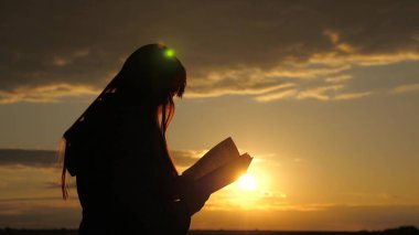 Bir kadın güneş ışınlarıyla kitap okuyor. Kız günbatımında sayfalarca kitap çeviriyor, dışarıda İncil okuyor. Güneşin doğuşunda dağın tepesinde Tanrı 'nın kelamını çalışmak. O sayfalarda, gerçeğin peşindedirler.