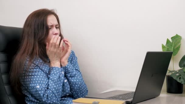 Mujer enferma freelancer se sienta a trabajar con un ordenador portátil. Mala sensación. Empresaria estornuda y tose en el lugar de trabajo. Independiente sentado en casa. Salud. pandemia de Coronavirus. Dolor de garganta en el trabajo. — Vídeo de stock