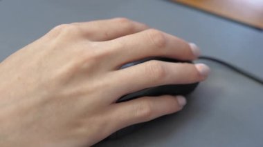 Evde, ofiste çalışan dişi bir bilgisayar faresinin fotoğrafını çek. Freelancer çalışanı modern taşınabilir cihazlarla çalışıyor. Bilgisayar faresiyle bilgisayar kullanan bir kadın. İş kadını. yakın plan.