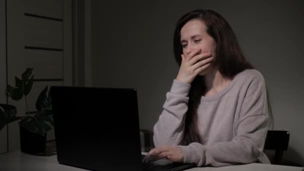 Donna stanca freelance digitando testo sulla tastiera del computer portatile. Donna d'affari che lavora al computer di notte. Una donna e 'seduta a casa a fare esercizi. donna in ufficio lavora sul computer moderno. — Video Stock