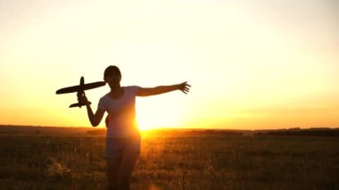 Mutlu kız gün batımında oyuncak bir uçakla sahada koşuyor. Çocuklar oyuncak uçak oynuyorlar. Gençler uçmayı ve pilot olmayı hayal eder. Kız pilot ve astronot olmak istiyor. Yavaş çekim