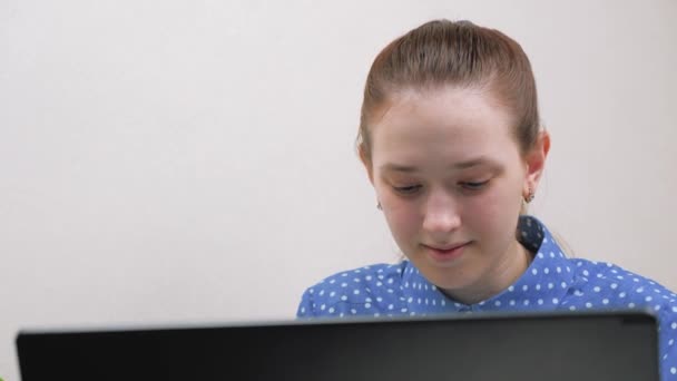 Uczennica pracująca przy komputerze. Młoda kobieta siedząca przy biurku, pracująca w sieci. Wolne strzelanki w biurze pracują na nowoczesnych komputerach. Bizneswoman wpisując tekst na klawiaturze laptopa. — Wideo stockowe