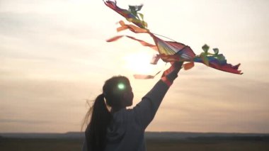 İnsanlar özgürlük, uçma ve seyahat hayalleri kurar. Mutlu bir kız güneşin altında renkli bir uçurtmayla yürüyor. Ergen pilot olmak istiyor. Ergen dışarıda uçakla oynuyor. Aile parkta dinleniyor. Yavaş çekim