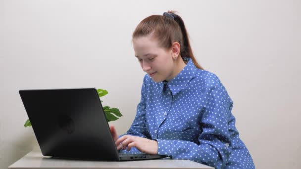 Estudiante, colegiala estudia en casa con computadora. Mujer sentada en el escritorio de la oficina en casa, trabajando en línea. La mujer autónoma en la oficina trabaja en la computadora moderna. Mujer de negocios escribiendo texto en el teclado del ordenador portátil. — Vídeo de stock