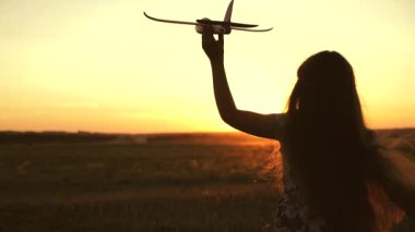 Mutlu kız gün batımında oyuncak bir uçakla sahada koşuyor. Çocuklar oyuncak uçak oynuyorlar. Gençler uçmayı ve pilot olmayı hayal eder. Kız pilot ve astronot olmak istiyor. Yavaş çekim