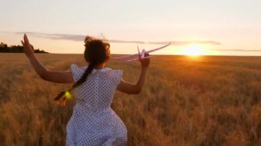 Kız pilot ve astronot olmak istiyor. Ağır çekim. Mutlu kız oyuncak uçağıyla gün batımında buğday tarlasını geçiyor. Çocuklar oyuncak uçak oynuyorlar. Gençler uçmayı ve pilot olmayı hayal eder.