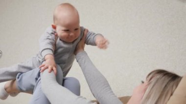 Çocuk ve anne birlikte oynar, fanteziler kurar ve uçakta uçmayı hayal ederler. Küçük tatlı bir bebek büyüten genç bir anne, evdeki kanepede pilotçuluk oynayan bir kız. Annesinin kollarında uçan komik bir çocuk. Mutlu aile