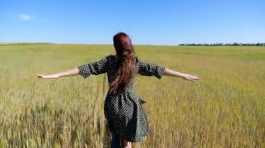 Genç bir kız sevinçle tarlada koşar, elleriyle buğday kulaklarına dokunur. Güzel, kaygısız bir kadın buğday tarlasında gün ışığından ve doğadan zevk alır, bir uçak gibi uçma hayali kurar, ellerini kaldırır.