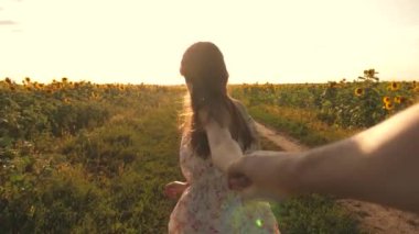 Genç bir kadın erkek arkadaşıyla kırsal bölgelere seyahat ediyor. Çiçek açan bir ayçiçeği tarlasında koşuyorlar. Özgür kız ve erkek el ele yürür, gün batımında ayçiçekleriyle tarlada yürür, el ele tutuşurlar..