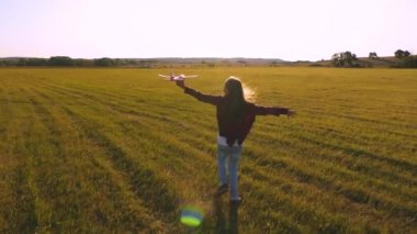 Kız pilot ve astronot olmak istiyor. Ağır çekim. Mutlu kız gün batımında oyuncak bir uçakla sahada koşuyor. Çocuklar oyuncak uçak oynuyorlar. Gençler uçmayı ve pilot olmayı hayal eder..