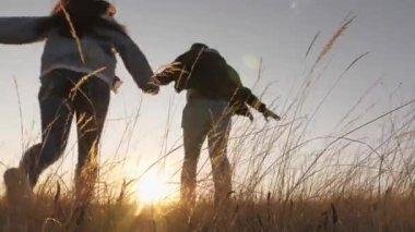Doğadaki bir çift gün batımında sahada koşuyor. Neşeli bir çift aşık erkek ve kız seyahat eder, koşar ve çimlerin üzerinde zıplarlar. Mutlu bir aile babası ve bir kadın el ele tutuşup çimlerin üzerinde koşuyor.