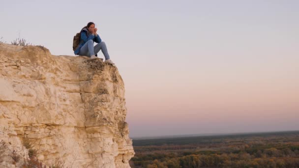 Freie Wanderin, die Landschaft bewundert. Tourist trinkt Tee aus einem Becher in der Sonne. Frau Traveler hält Metallbecher mit heißem Kaffee in der Hand und sieht Sonnenaufgang vom Berg aus. Reisen, Zelten — Stockvideo