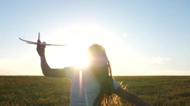 Mutlu kız oyuncak uçakla gün batımında tarlada koşuyor. Oyuncak uçakla oynayan çocuklar. Gençler uçmayı ve pilot olmayı hayal ederler. Kız hem pilot hem de astronot olmak istiyor. Yavaş çekim