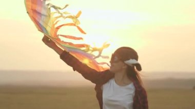 Bir çocuk, genç bir pilot olmak istiyor. Mutlu bir kız elinde renkli bir uçurtmayla sahada koşuyor. Çocuk özgürlük, uçma ve mutlu bir aile hayali kurar. Gençler açık havada uçakla oynar..