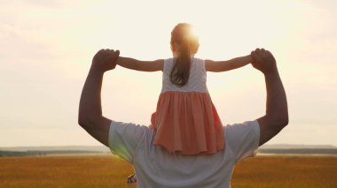 Mutlu bir aile parkta dinleniyor. Babanın omuzlarında gün batımında uçmayı hayal eden bir kızı var. Baba, sevgili çocuğuyla güneşin altında oynuyor. Çocuk ve baba uçmayı hayal eder. Ailesi olan çocuk yürüyor.