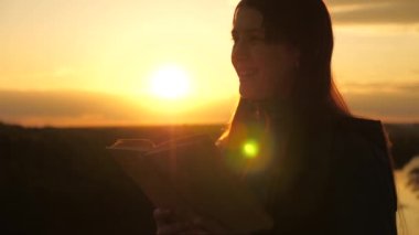 Bir insan güneşte kitap okur. Adam dışarıda İncil okuyor. Bir adam İncil 'i elinde tutuyor ve dağın tepesinde gündoğumunda Tanrı' nın kelamını okuyor. O sayfalarda, gerçeğin peşindedirler..