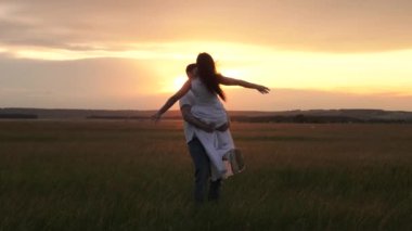 Genç ve güzel bir çift birlikte eğleniyor ve sonsuz aşklarını sahada kutlamak için dans ediyorlar. Mutlu aşk, aile, sadakat. Özgür insanlar parkta eğlenir ve dans ederler..