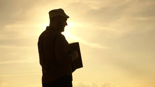 L'uomo suona la fisarmonica al sole. Allegro, canta e suona uno strumento musicale. Artista si esibisce all'aria aperta, canta e suona strumento musicale. Tradizione e festa in campagna. — Foto Stock