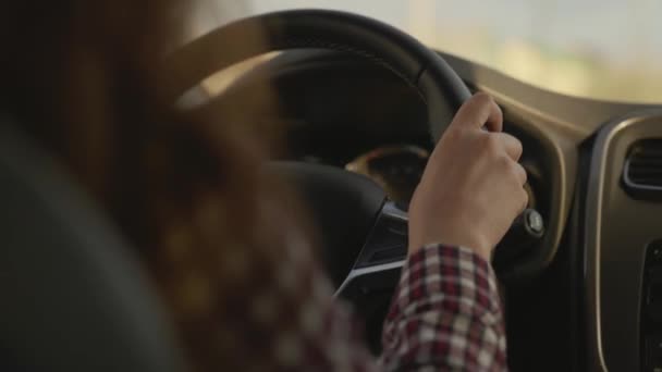 Jovem livre viajando de carro. Um homem dirige um carro segurando o volante com as mãos. A menina motorista está dirigindo seu carro. — Vídeo de Stock