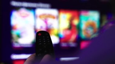 Özgür bir kadın arabayla seyahat eder. Rüzgarı arabanın camından yakalar. Uzun saçlı kız arabanın ön koltuğunda oturuyor, kolunu camdan uzatıyor ve güneşin batışının parıltısını yakalıyor.