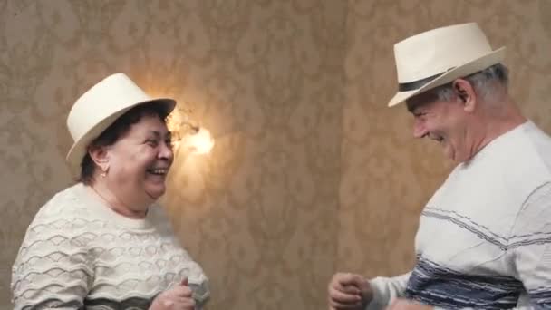 Belos avós idosos românticos de meia-idade têm descanso, se divertir juntos, celebrar, desfrutar de carinho, amor, ternura. Feliz casal maduro dançando em casa no quarto, rindo e conversando. — Vídeo de Stock