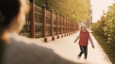 Çocuğum, kızı annesine koşar ve baharda parkta ona sarılır. Mutlu bir aile. Kaygısız bir çocukluk, bebekten anneye neşeli bir yolculuk. Küçük çocuk yazın ailesiyle sokakta neşeyle oynar.