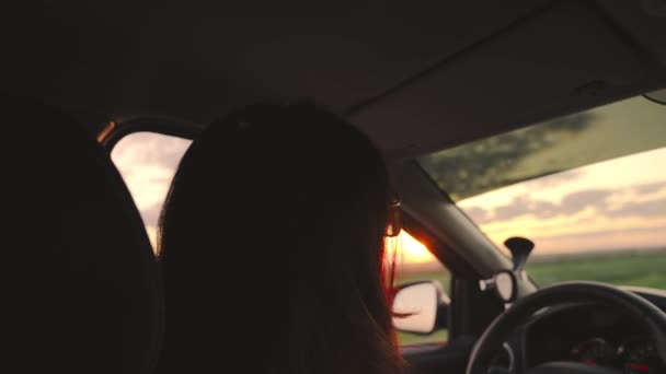 Jeune femme libre voyageant en voiture. Un homme conduit une voiture tenant le volant avec ses mains. La conductrice conduit sa voiture. Week-end, voiture, aventure, route et sport. Taxi — Video