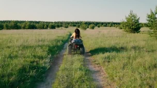 Kız Dörtlü bisiklet, macera, seyahat, turizm kullanıyor. Özgür bir kadın yazın toprak bir yolda parkta dörtlü bisiklete biniyor. Off-road ATV macerası. İlkbaharda açık hava aktiviteleri, açık hava seyahatleri — Stok video