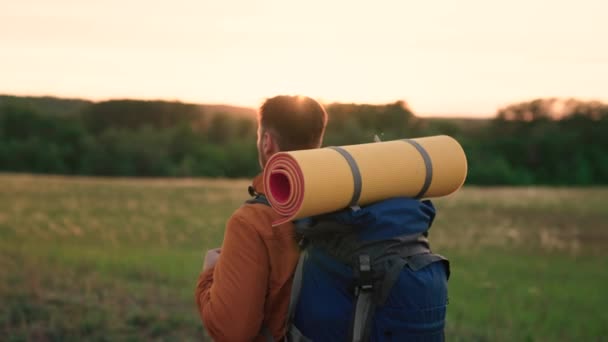 Hombre caucásico sano activo con mochila camina bosque. Hombre viajero, senderismo en verano, estilo de vida saludable. Viajero viaja por carretera, ecoturismo, senderismo, increíble, desconocido, descubrimiento — Vídeo de stock